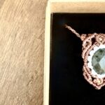 Talisman en macramé avec labradorite facettée, fil taupe et blanc