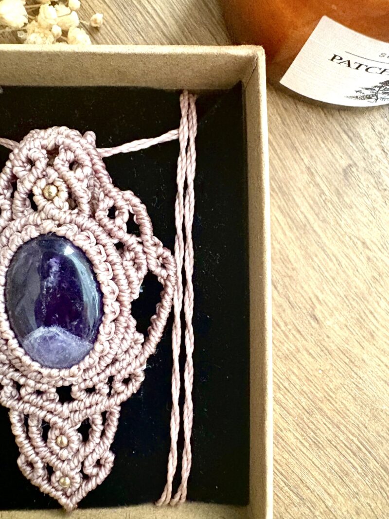 Talisman en macramé taupe avec améthyste et arabesques