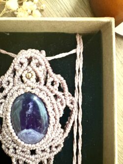 Talisman en macramé taupe avec améthyste et arabesques