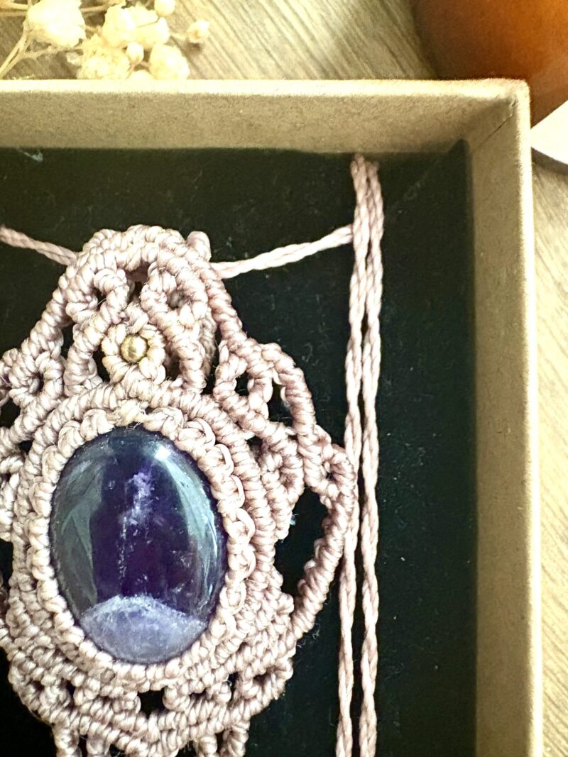 Talisman en macramé taupe avec améthyste et arabesques