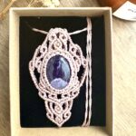 Talisman en macramé taupe avec améthyste et arabesques