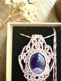 Talisman en macramé taupe avec améthyste et arabesques