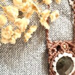 Talisman en macramé avec labradorite facettée, fil taupe et blanc