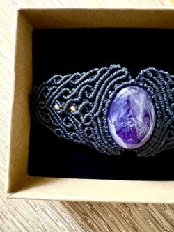 Manchette macramé noir avec améthyste