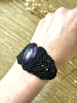 Manchette macramé noir avec améthyste