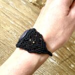 Manchette macramé noir avec améthyste