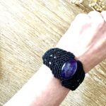 Manchette macramé noir avec améthyste