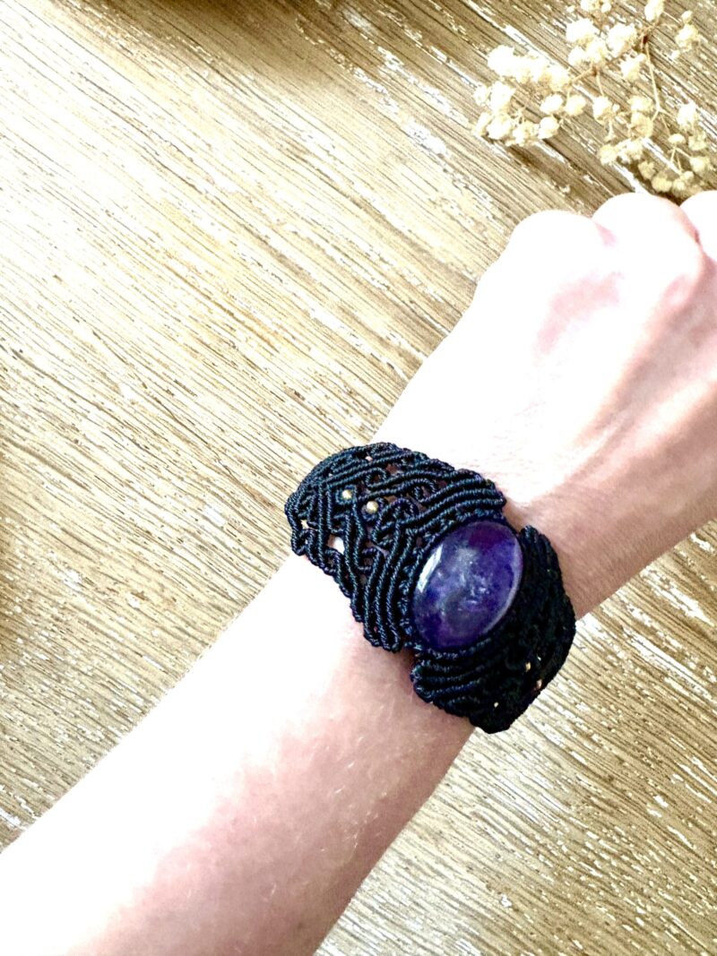Manchette macramé noir avec améthyste