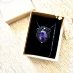 Talisman en macramé noir avec améthyste