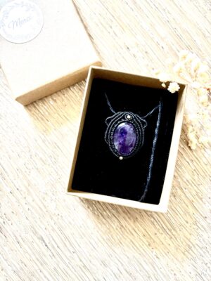 Talisman en macramé noir avec améthyste