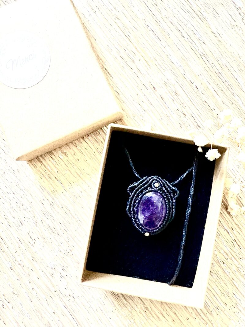 Talisman en macramé noir avec améthyste