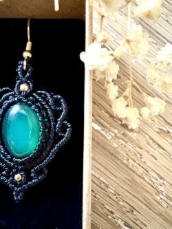 Boucles d’oreilles macramé noir avec agates vertes