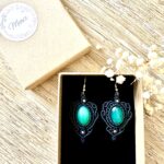 Boucles d’oreilles macramé noir avec agates vertes