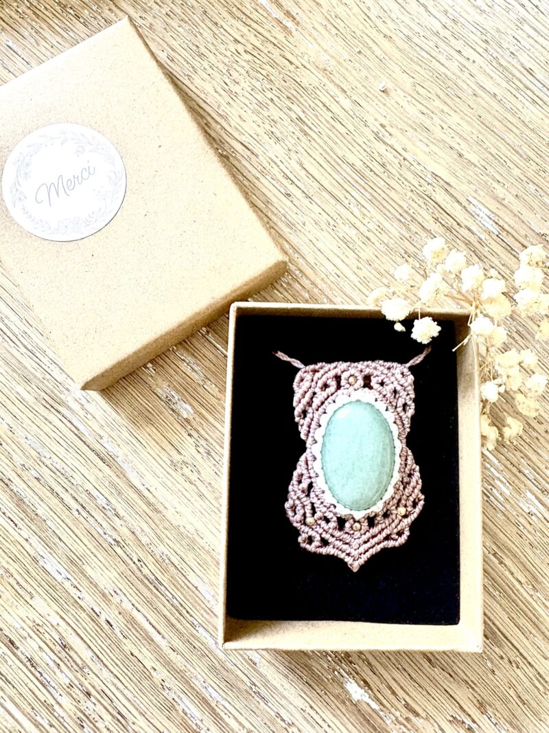 Talisman macramé marron glacé avec aventurine verte