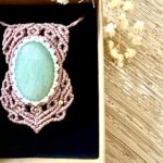 Talisman macramé marron glacé avec aventurine verte