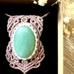 Talisman macramé marron glacé avec aventurine verte