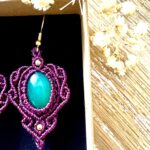 Boucles d’oreilles macramé bordeaux avec agates vertes