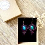 Boucles d’oreilles macramé bordeaux avec agates vertes