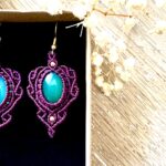 Boucles d’oreilles macramé bordeaux avec agates vertes