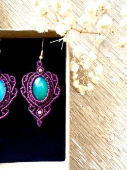 Boucles d’oreilles macramé bordeaux avec agates vertes