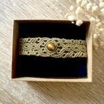 Manchette macramé kaki avec perle œil de tigre