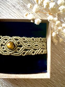 Manchette macramé kaki avec perle œil de tigre