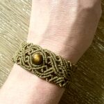 Manchette macramé kaki avec perle œil de tigre