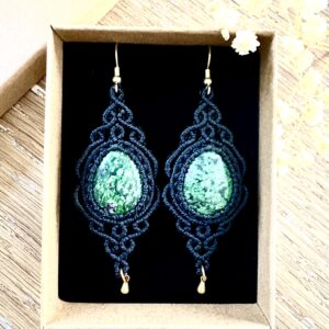 Boucles d’oreilles rubis zoïsite macramé fait main