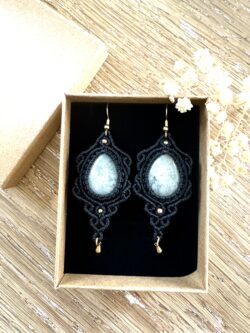 Boucles d’oreilles labradorite grise macramé fait main