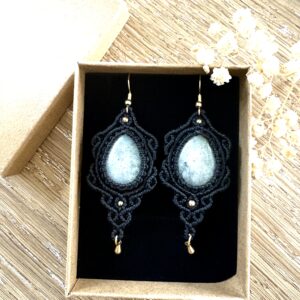 Boucles d’oreilles labradorite grise macramé fait main