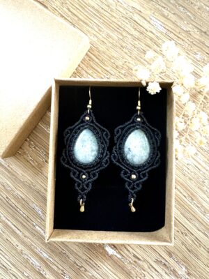 Boucles d’oreilles labradorite grise macramé fait main