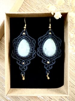 Boucles d’oreilles labradorite grise macramé fait main