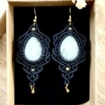 Boucles d’oreilles labradorite grise macramé fait main