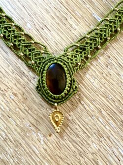 Plastron macramé œil de tigre avec dentelle verte et perles de laiton