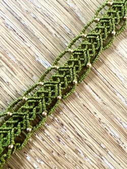 Plastron macramé œil de tigre avec dentelle verte et perles de laiton