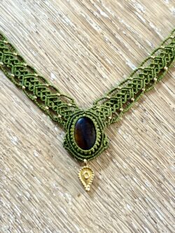 Plastron macramé œil de tigre avec dentelle verte et perles de laiton