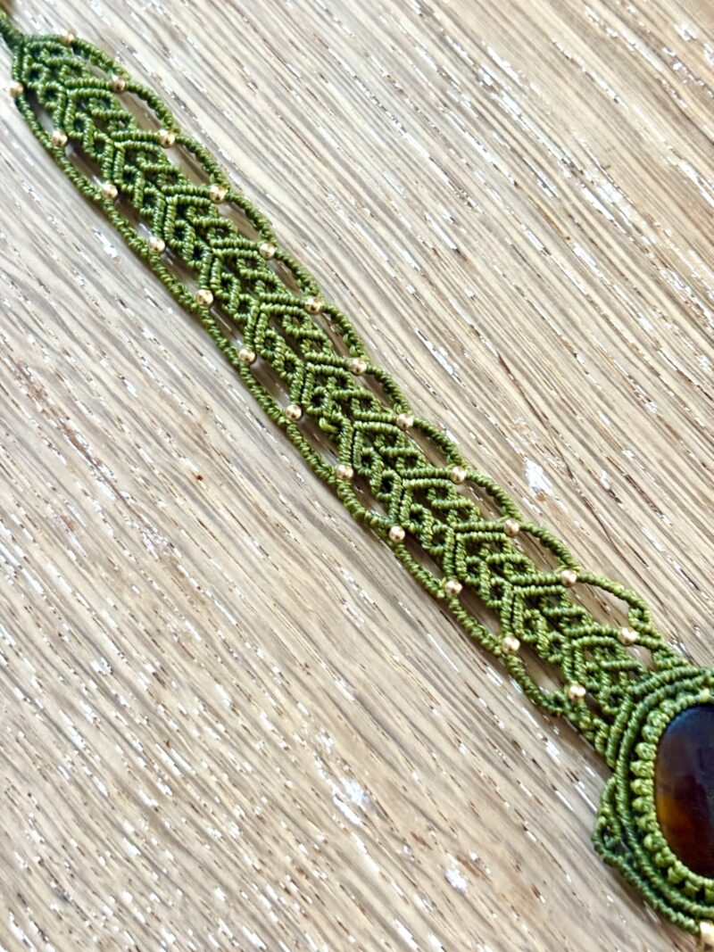 Plastron macramé œil de tigre avec dentelle verte et perles de laiton
