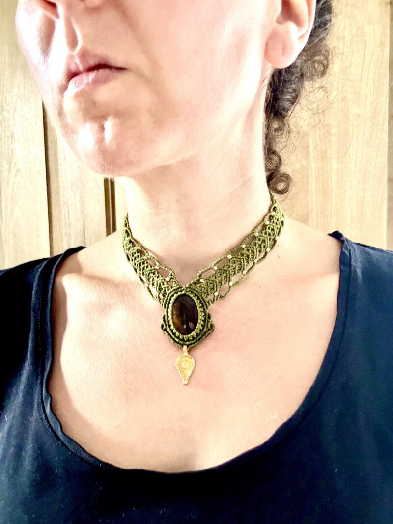Plastron macramé œil de tigre avec dentelle verte et perles de laiton