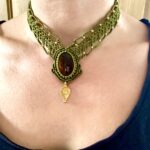 Plastron macramé œil de tigre avec dentelle verte et perles de laiton