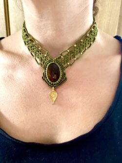 Plastron macramé œil de tigre avec dentelle verte et perles de laiton