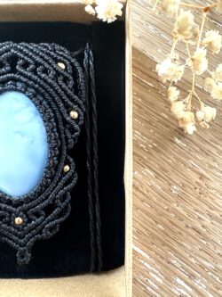 Talisman opale bleue macramé fait main