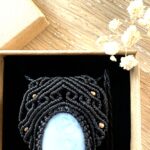 Talisman opale bleue macramé fait main