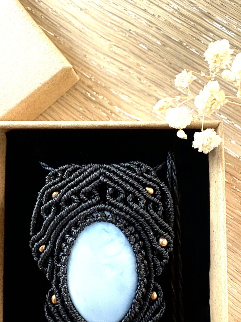 Talisman opale bleue macramé fait main