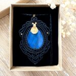 Talisman noir en macramé avec labradorite bleue goutte et breloque indienne