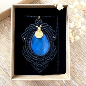 Talisman noir en macramé avec labradorite bleue goutte et breloque indienne