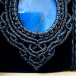 Talisman noir en macramé avec labradorite bleue goutte et breloque indienne