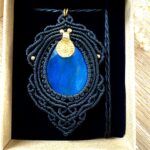 Talisman noir en macramé avec labradorite bleue goutte et breloque indienne