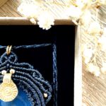 Talisman noir en macramé avec labradorite bleue goutte et breloque indienne