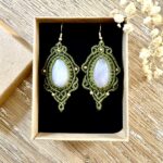 Boucles d'oreilles macramé vertes avec gouttes en quartz rose et perles laiton