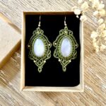 Boucles d'oreilles macramé vertes avec gouttes en quartz rose et perles laiton